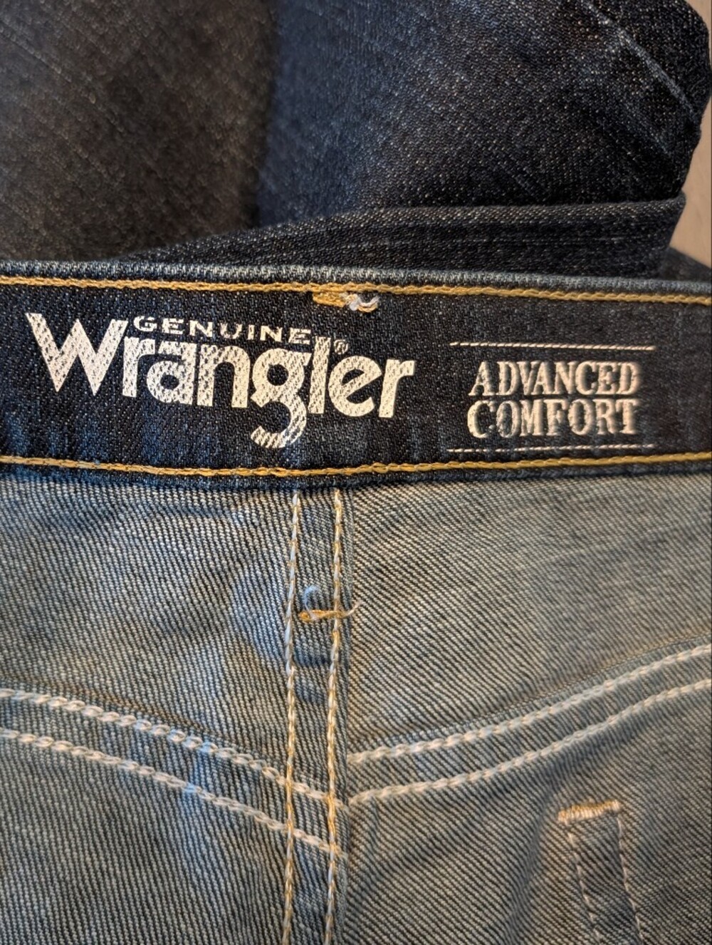 Wrangler Men's 38x32 Advanced Comfort Stretch Denim Jeans 98% Cotton 2% Spandex